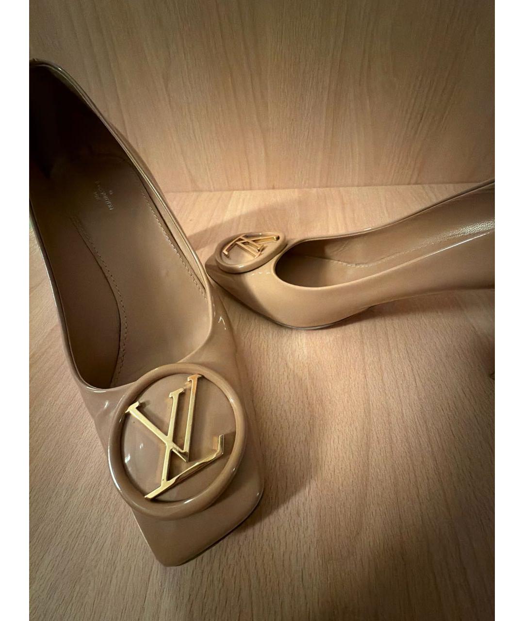 LOUIS VUITTON Бежевые туфли из лакированной кожи, фото 6