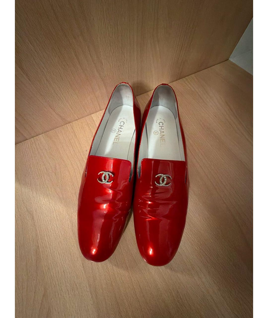 CHANEL Красные лоферы из лакированной кожи, фото 3