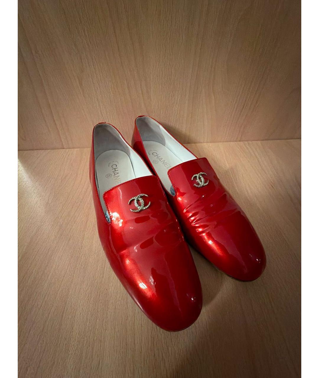 CHANEL Красные лоферы из лакированной кожи, фото 2
