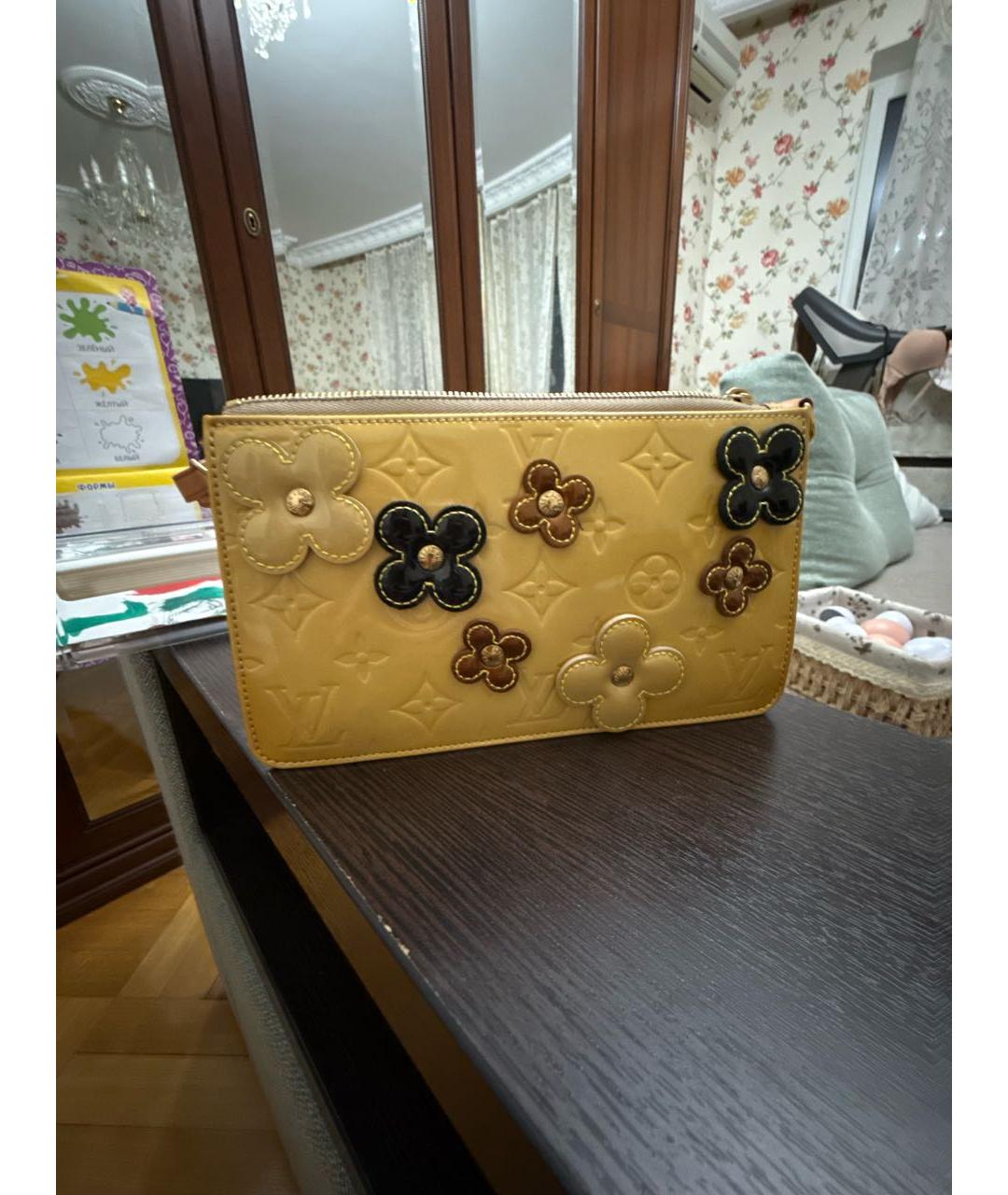 LOUIS VUITTON Золотая сумка с короткими ручками из лакированной кожи, фото 5
