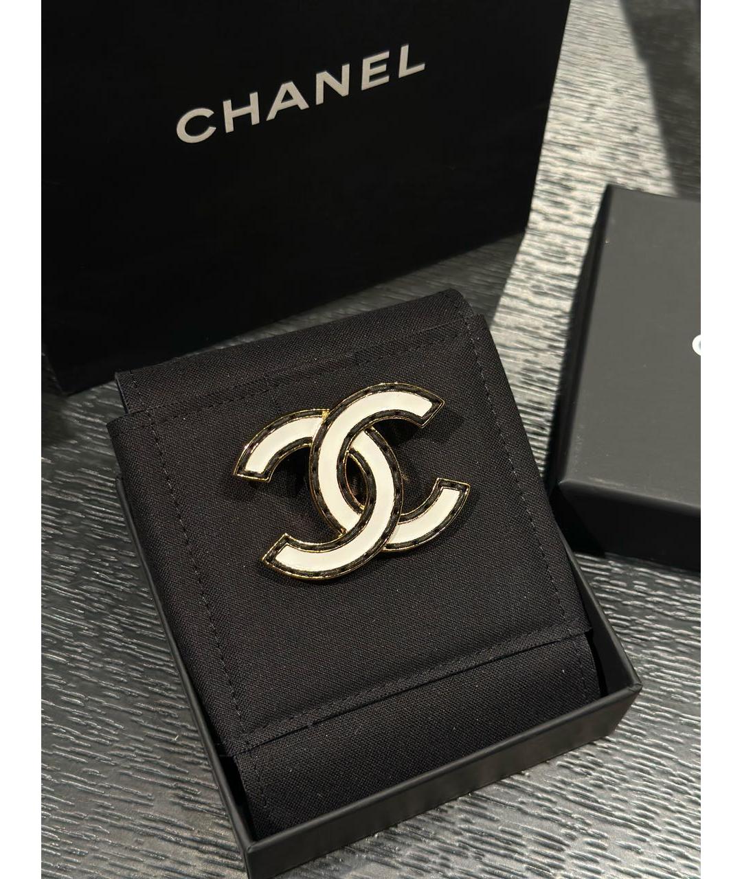 CHANEL Белая металлическая брошь, фото 6