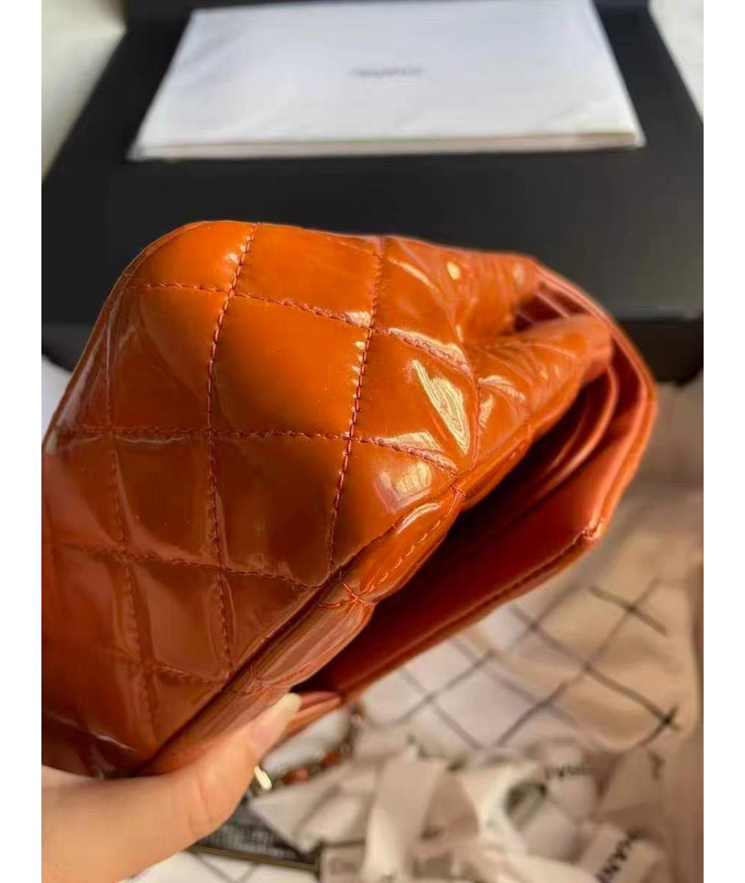 CHANEL Оранжевая сумка через плечо из лакированной кожи, фото 7
