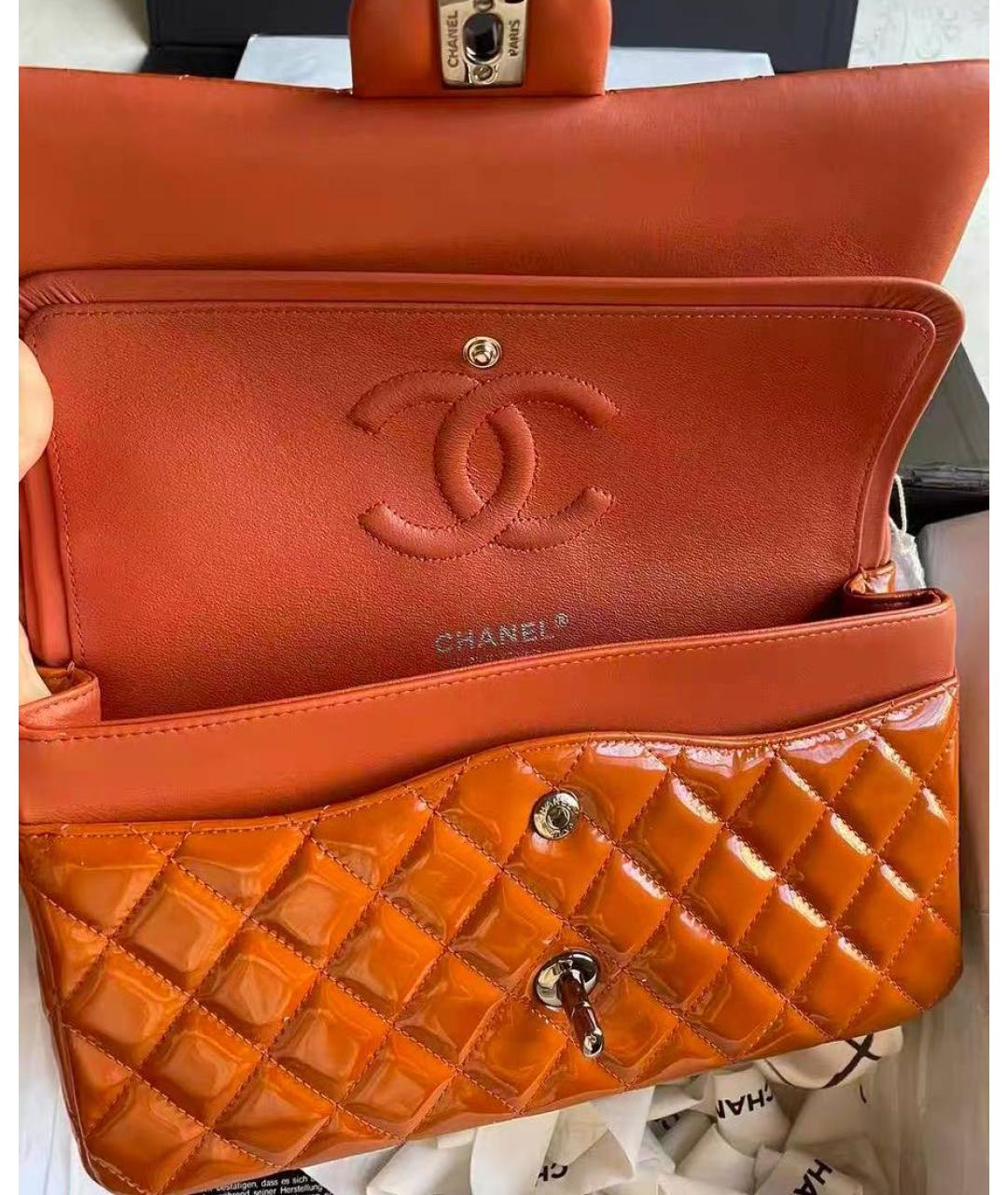 CHANEL Оранжевая сумка через плечо из лакированной кожи, фото 8