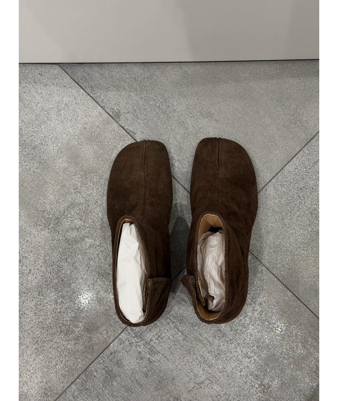 MAISON MARGIELA Коричневые замшевые высокие ботинки, фото 3