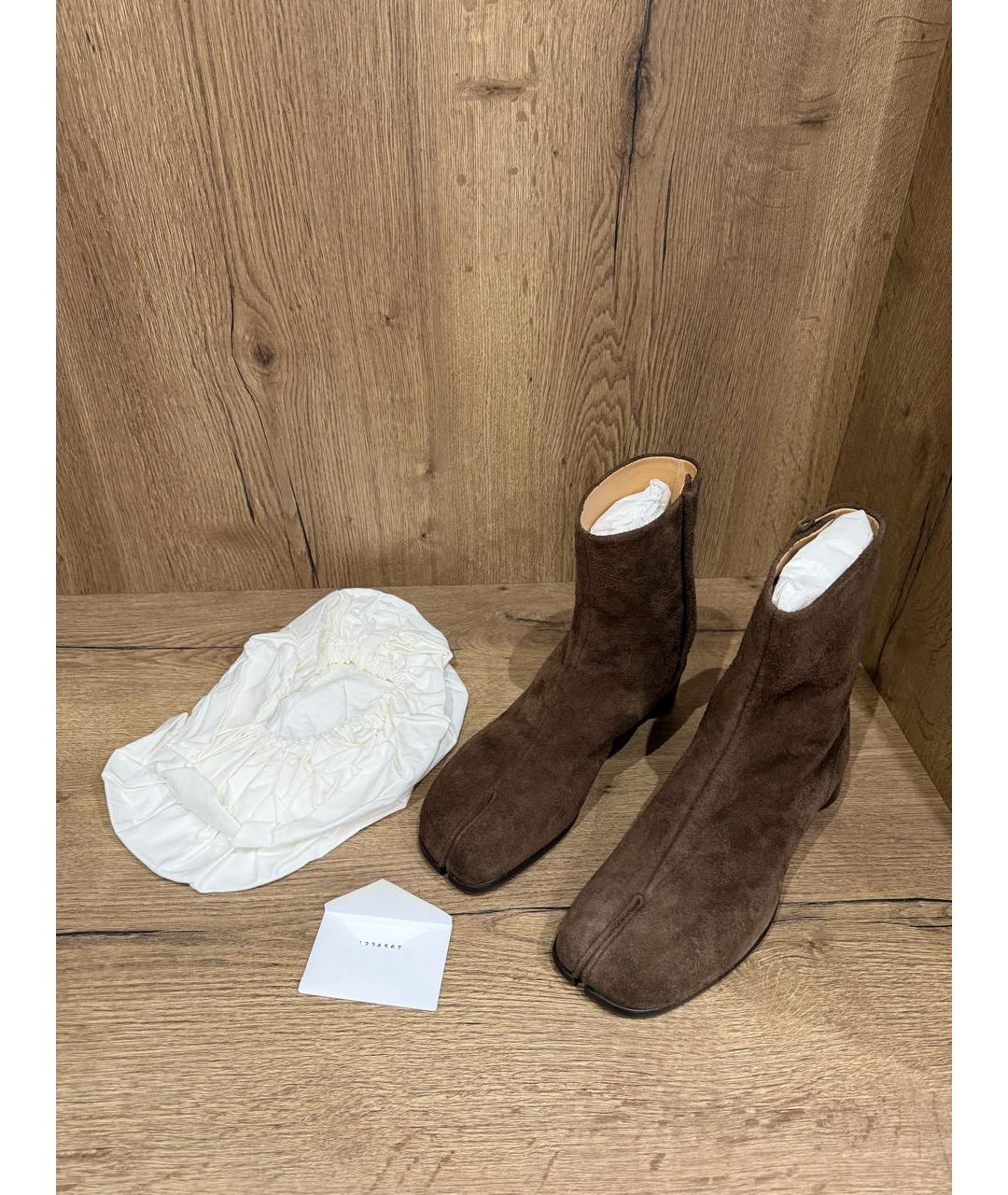 MAISON MARGIELA Коричневые замшевые высокие ботинки, фото 5