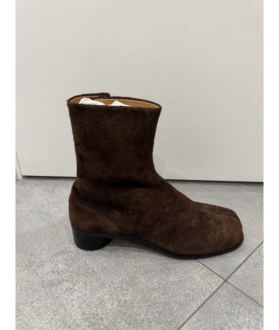 MAISON MARGIELA Коричневые замшевые высокие ботинки, фото 9
