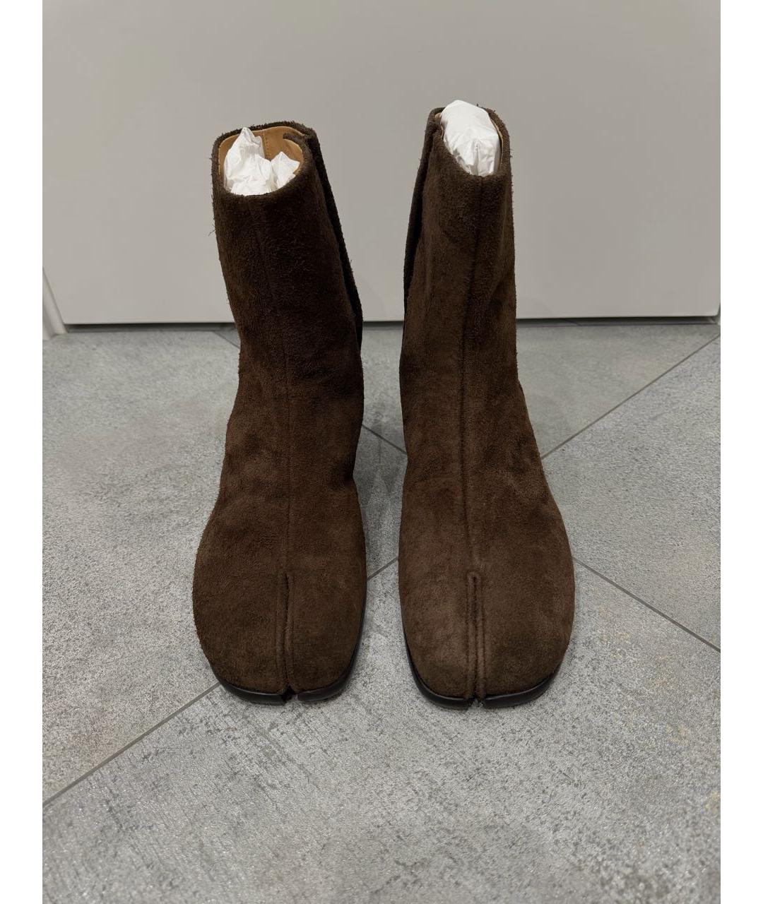 MAISON MARGIELA Коричневые замшевые высокие ботинки, фото 2