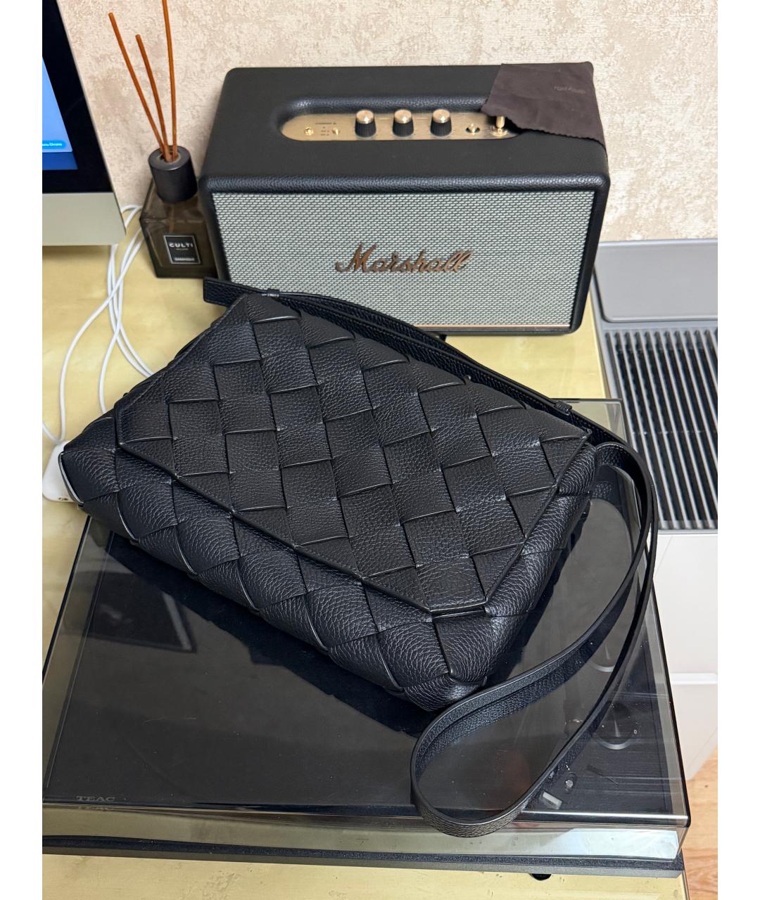 BOTTEGA VENETA Черная кожаная сумка на плечо, фото 2