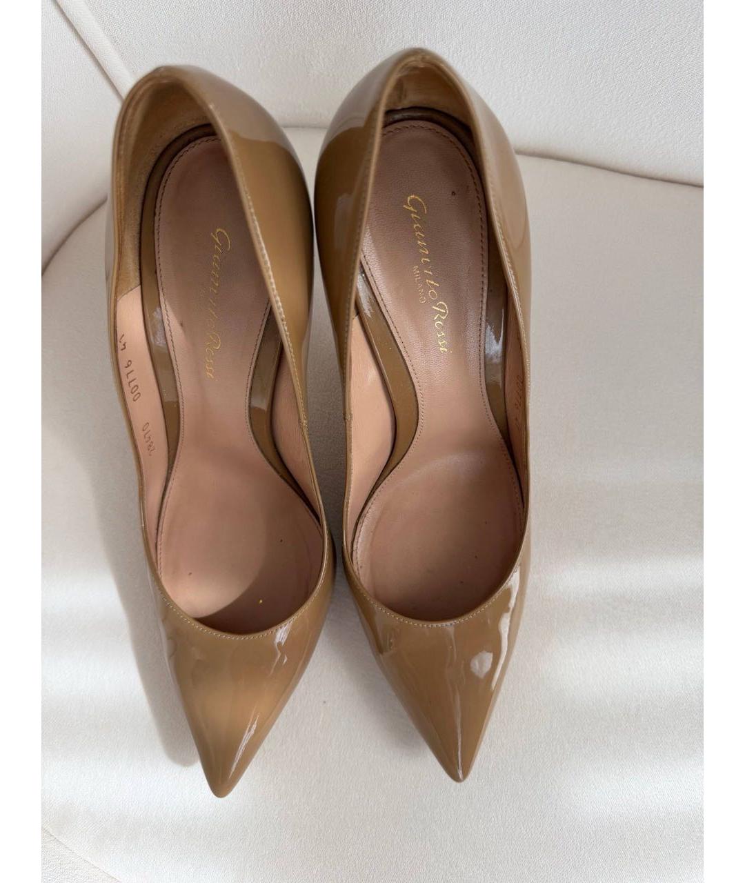 GIANVITO ROSSI Бежевые туфли из лакированной кожи, фото 2