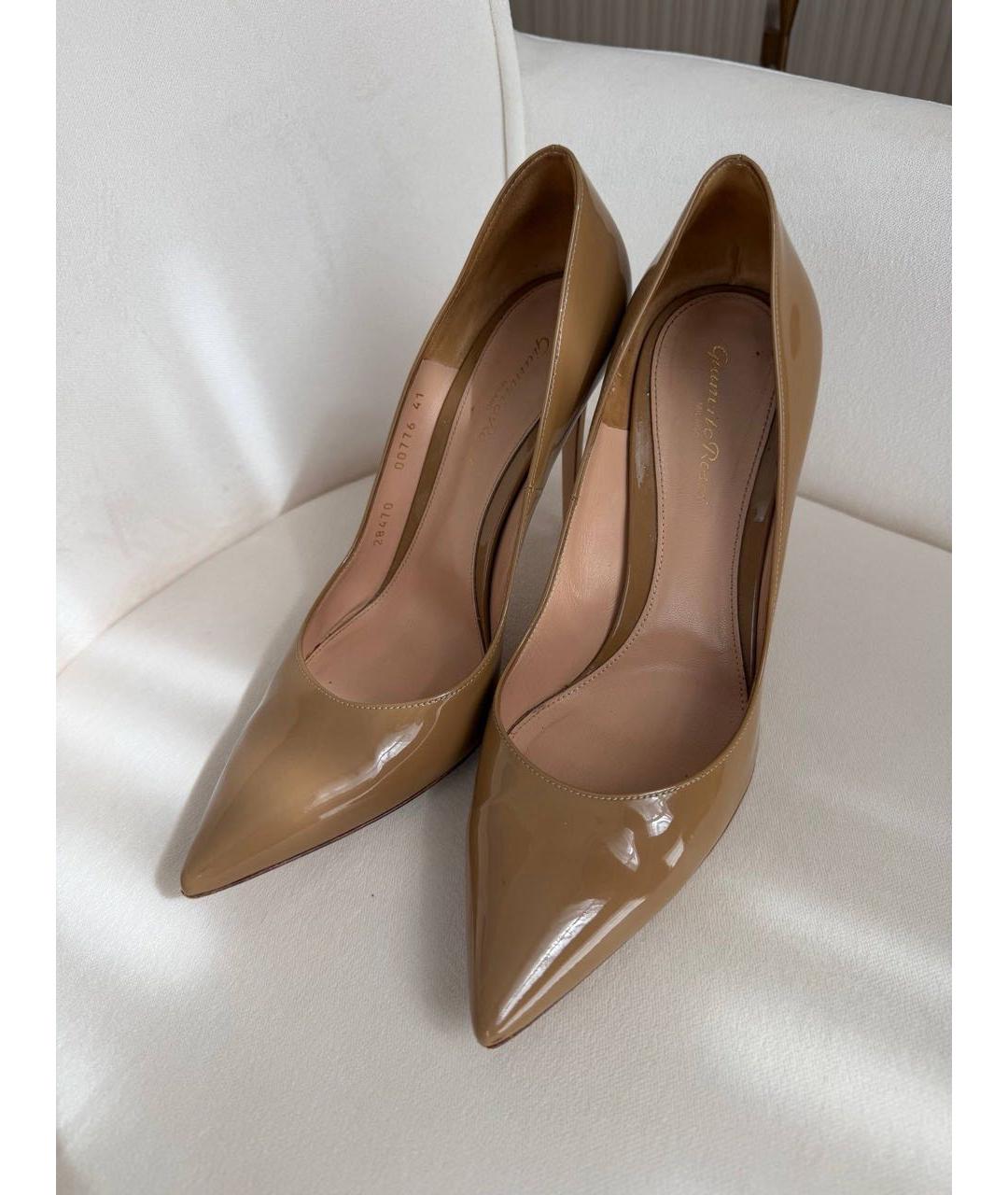GIANVITO ROSSI Бежевые туфли из лакированной кожи, фото 3