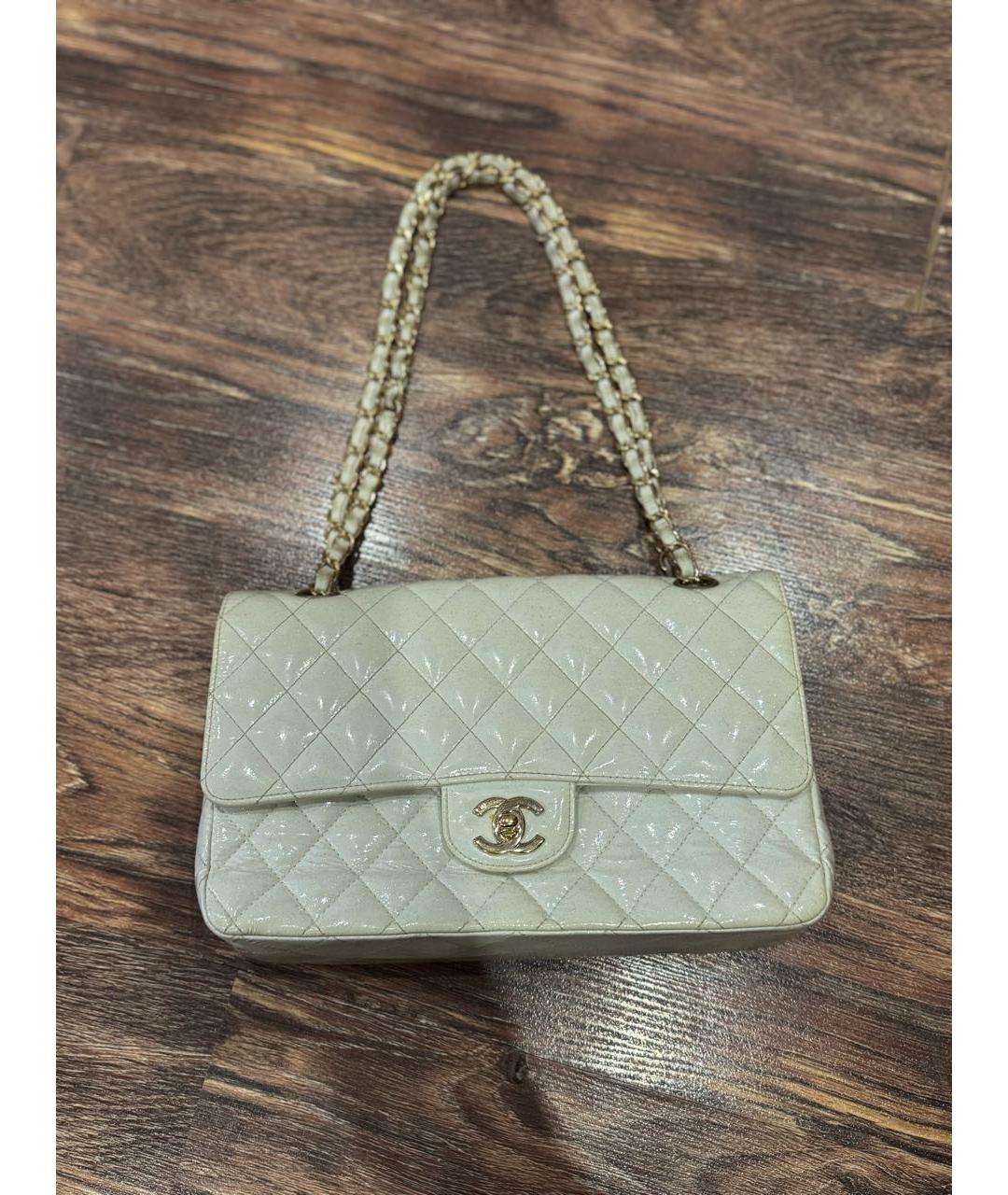 CHANEL Бежевая сумка через плечо из лакированной кожи, фото 5
