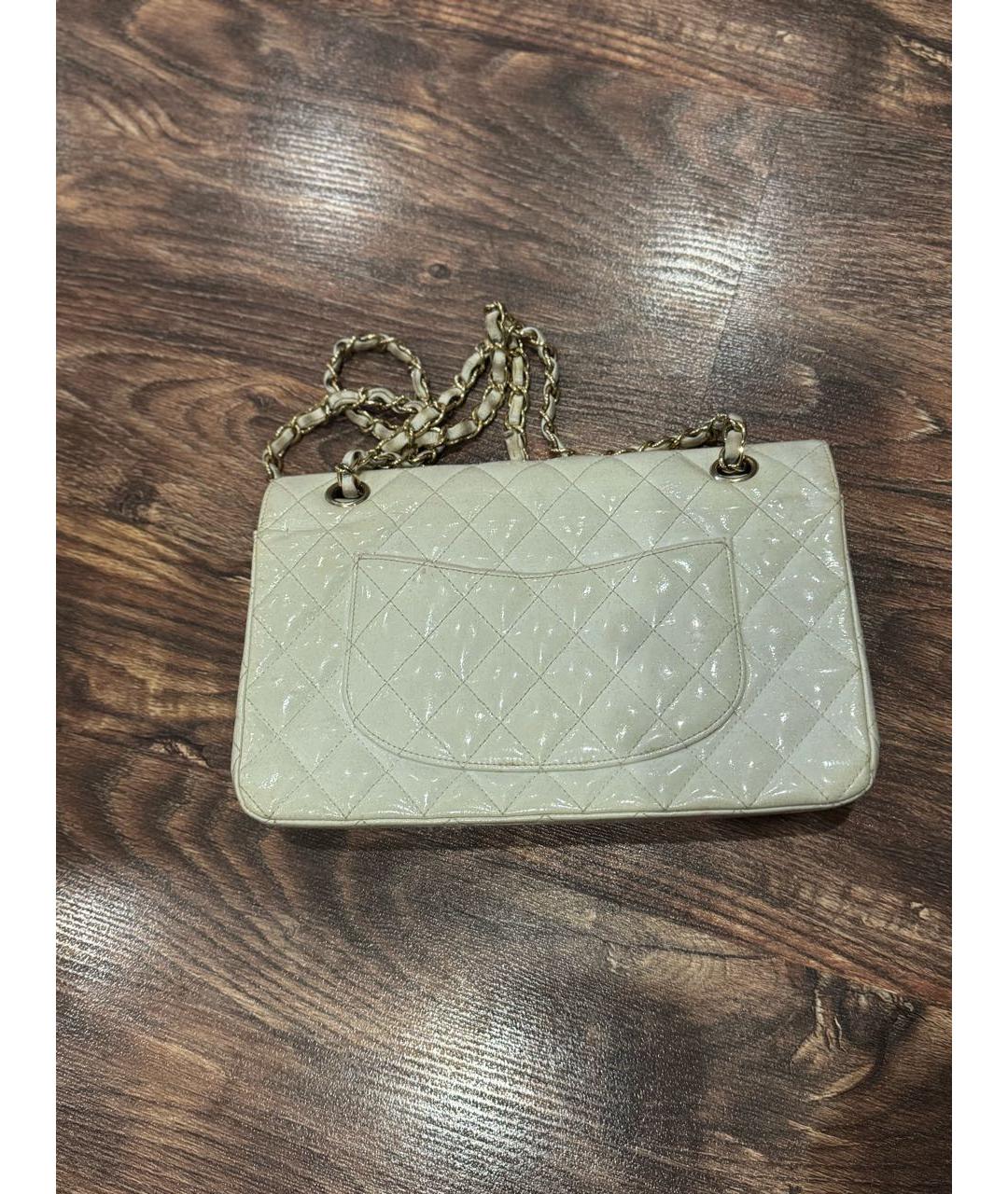 CHANEL Бежевая сумка через плечо из лакированной кожи, фото 3