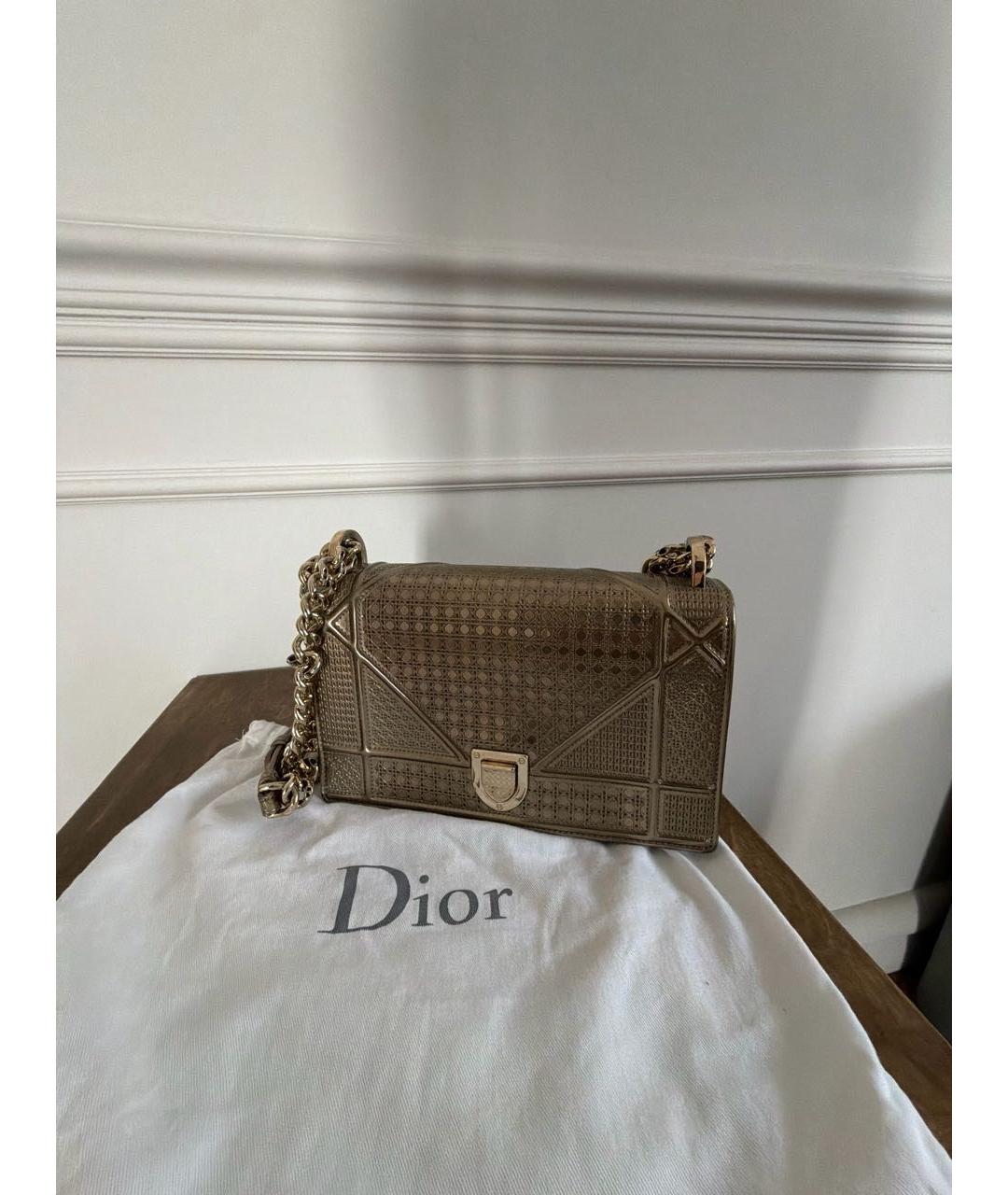 CHRISTIAN DIOR Золотая сумка с короткими ручками из лакированной кожи, фото 7