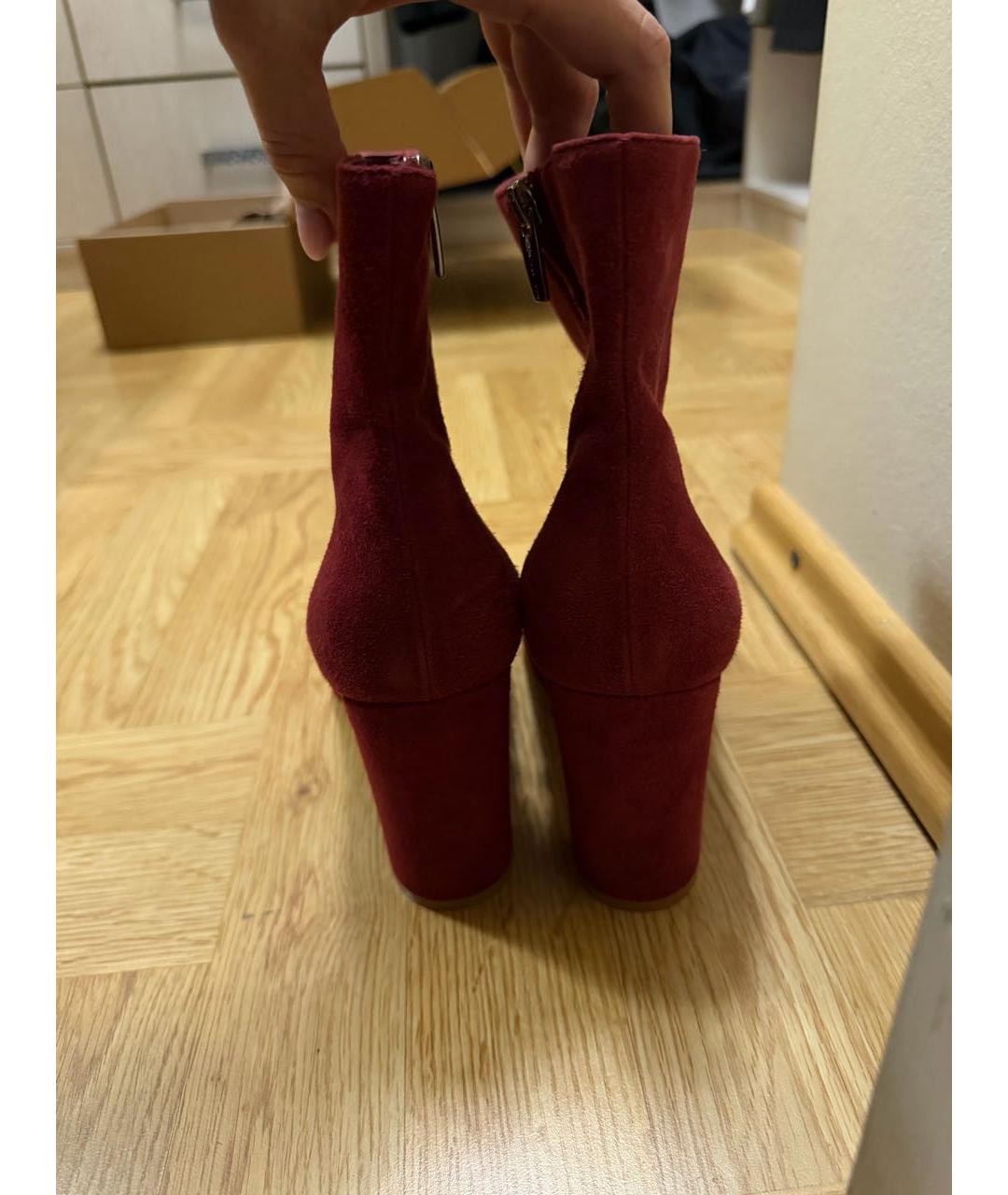 GIANVITO ROSSI Бордовые замшевые ботильоны, фото 2
