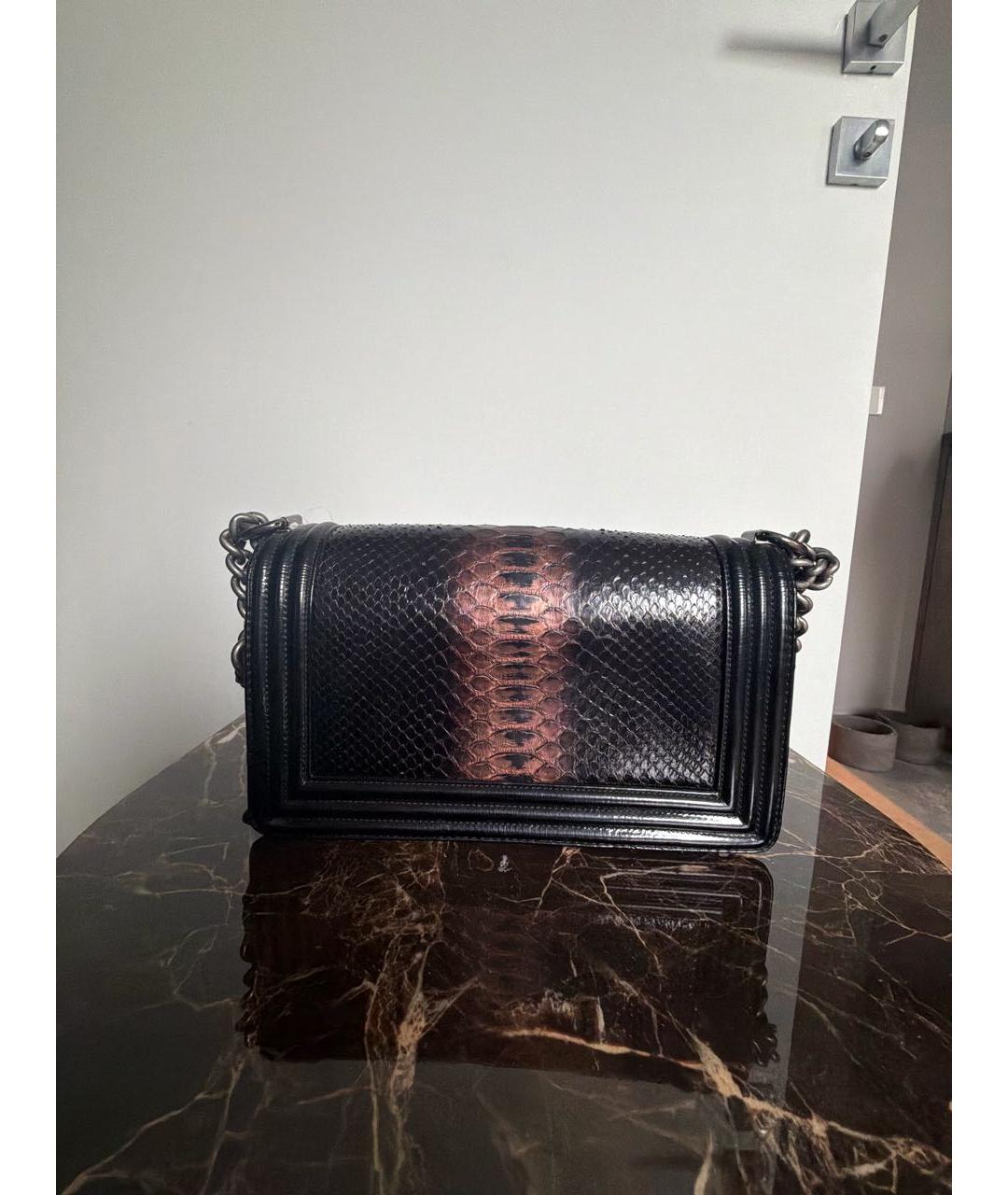 CHANEL Черная сумка через плечо из кожи питона, фото 3