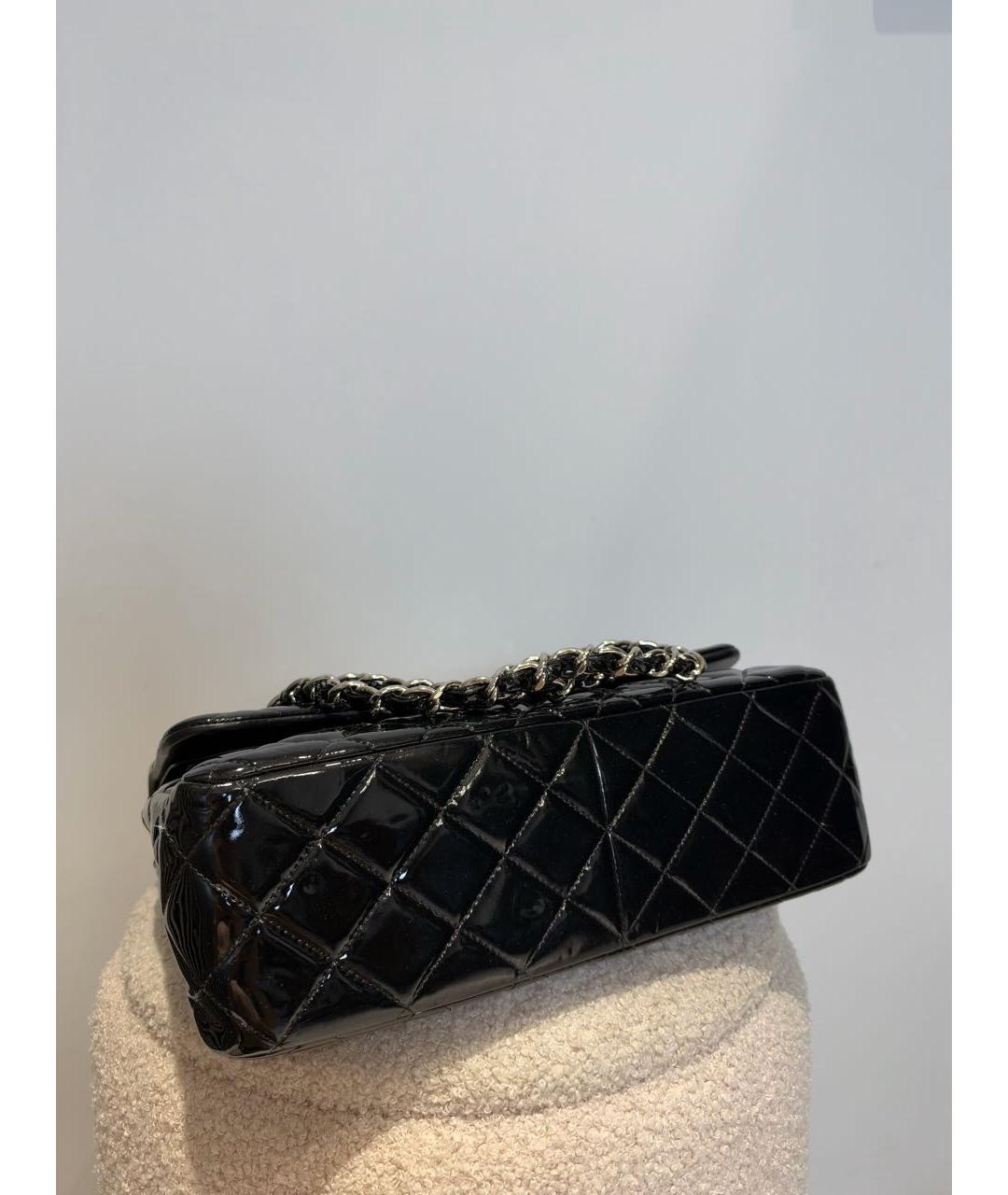 CHANEL Черная сумка через плечо из лакированной кожи, фото 5