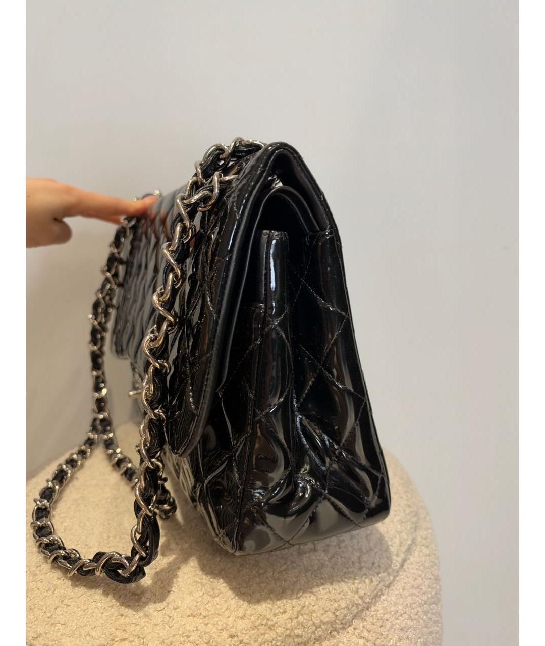 CHANEL Черная сумка через плечо из лакированной кожи, фото 4