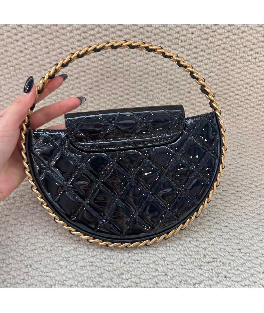 CHANEL Черная сумка с короткими ручками из лакированной кожи, фото 4