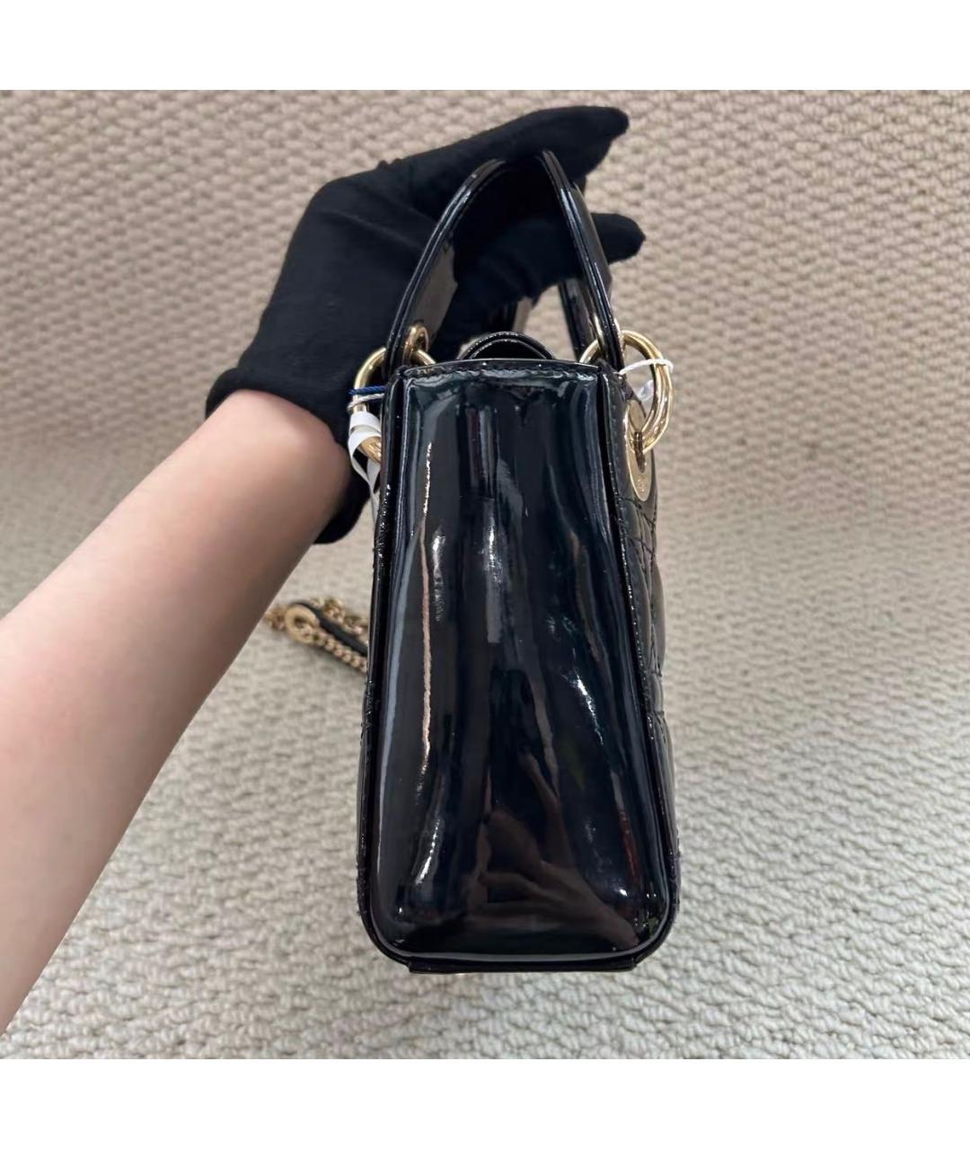 CHRISTIAN DIOR Черная сумка через плечо из лакированной кожи, фото 2