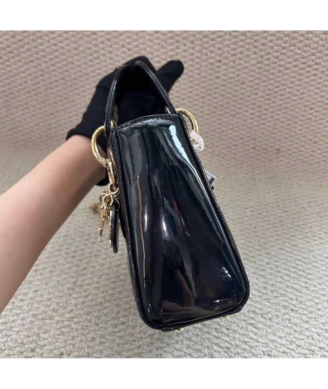 CHRISTIAN DIOR Черная сумка через плечо из лакированной кожи, фото 3