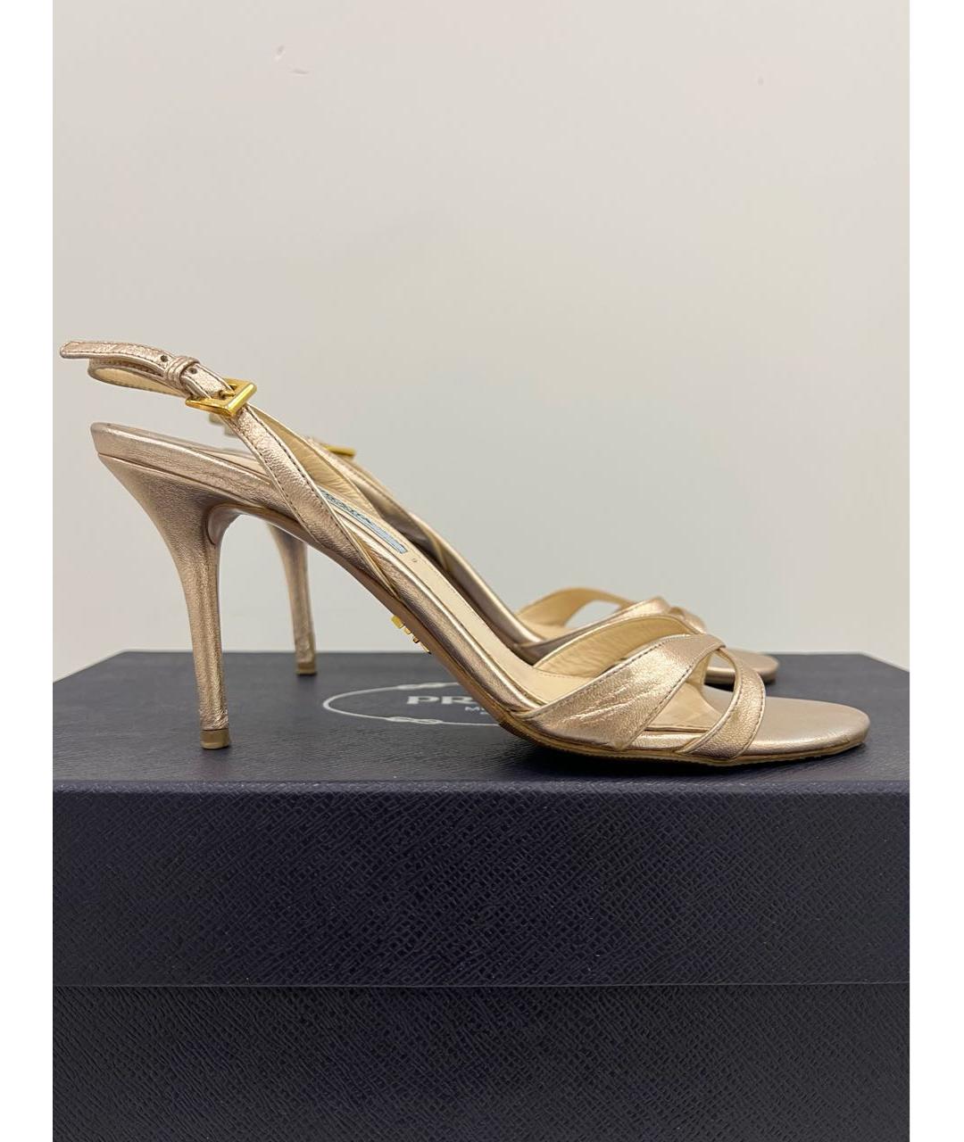 PRADA Золотые кожаные босоножки, фото 2