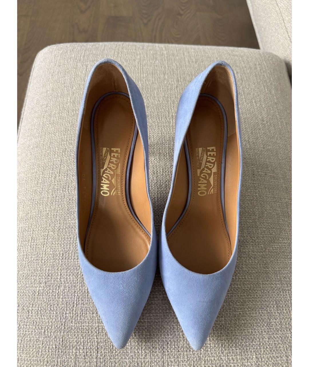 FERRAGAMO Голубые замшевые лодочки на низком каблуке, фото 3