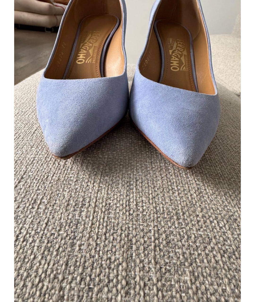 FERRAGAMO Голубые замшевые лодочки на низком каблуке, фото 5