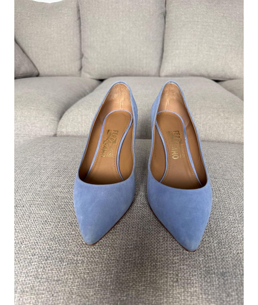 FERRAGAMO Голубые замшевые лодочки на низком каблуке, фото 2