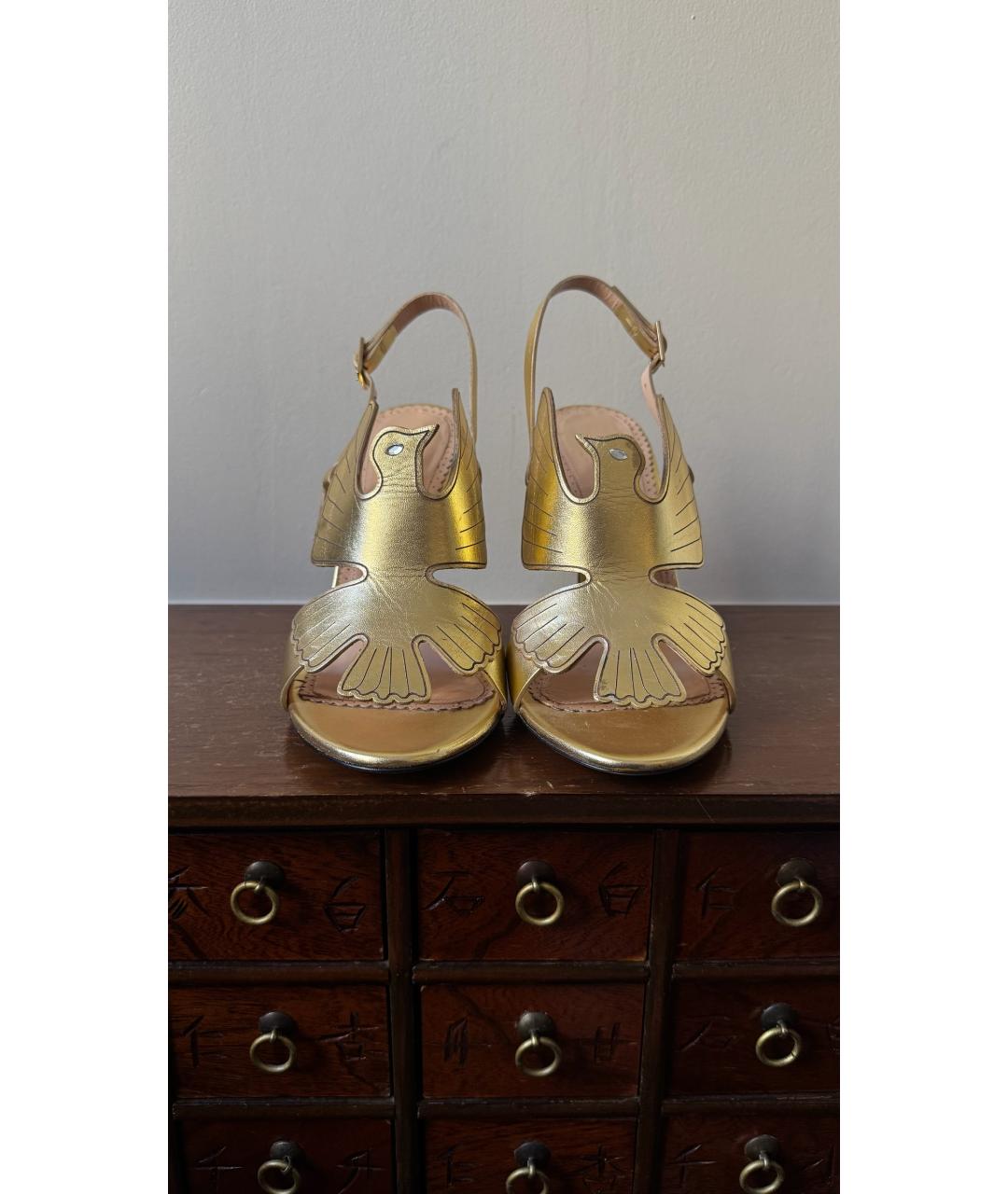 CHARLOTTE OLYMPIA Золотые кожаные босоножки, фото 4