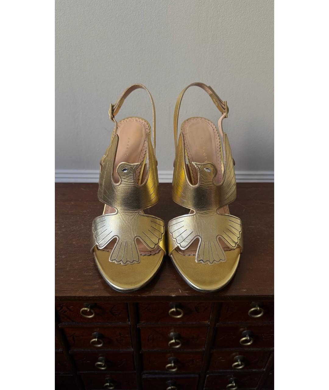 CHARLOTTE OLYMPIA Золотые кожаные босоножки, фото 5