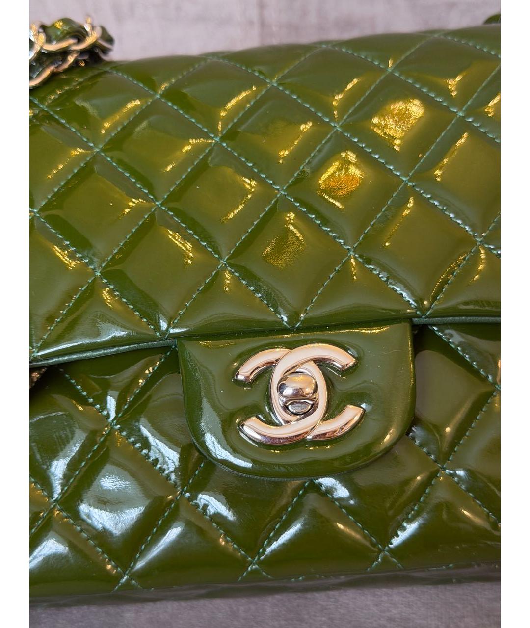 CHANEL Зеленая сумка через плечо из лакированной кожи, фото 2
