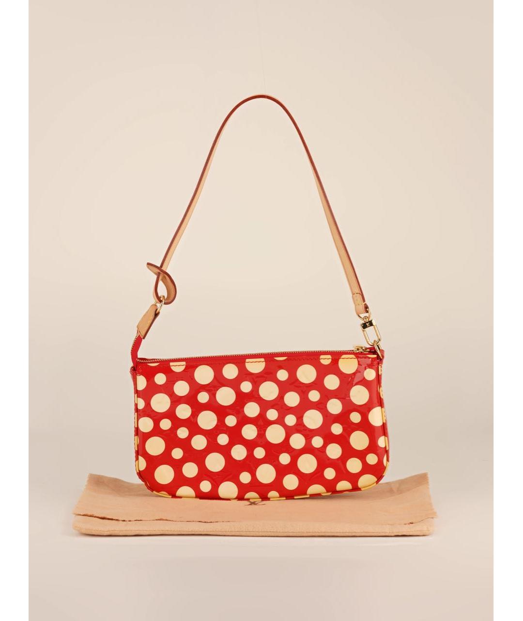 LOUIS VUITTON Красная сумка с короткими ручками из лакированной кожи, фото 2