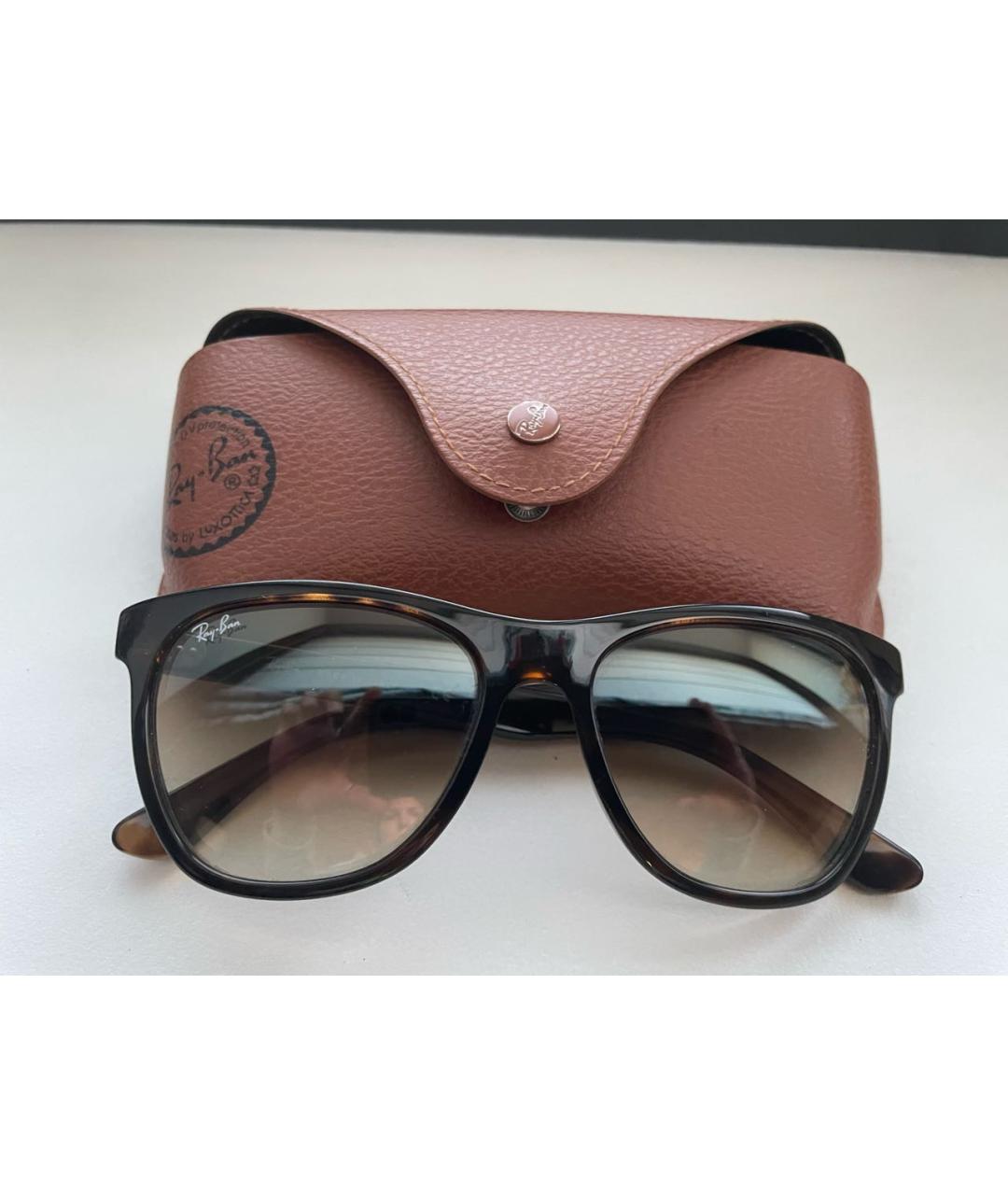RAY BAN Коричневые пластиковые солнцезащитные очки, фото 2