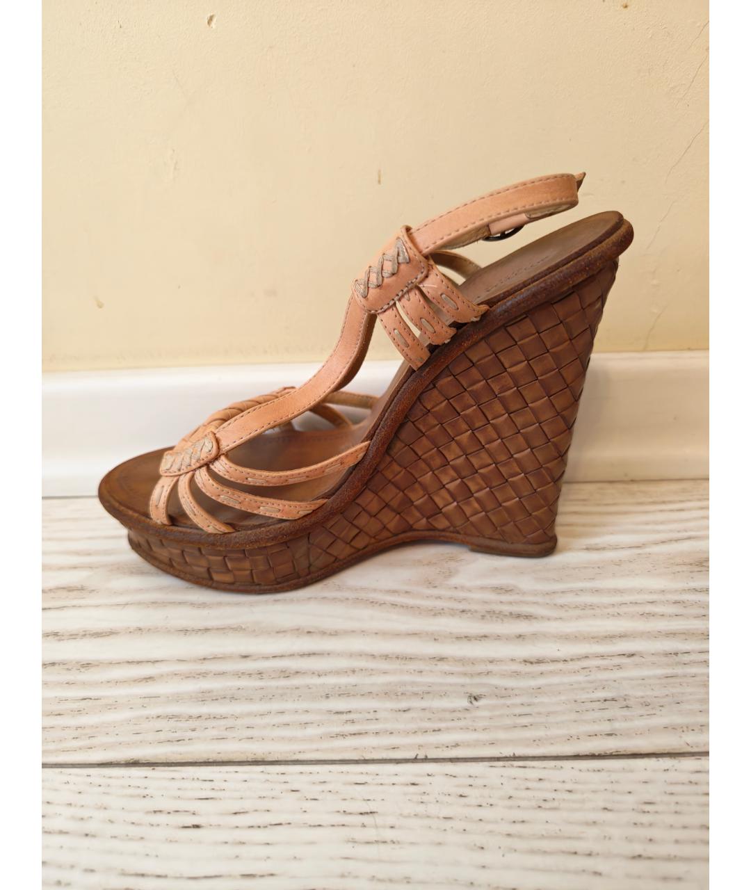 BOTTEGA VENETA Коралловые кожаные босоножки, фото 2
