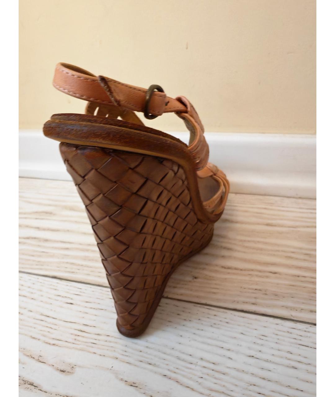 BOTTEGA VENETA Коралловые кожаные босоножки, фото 4