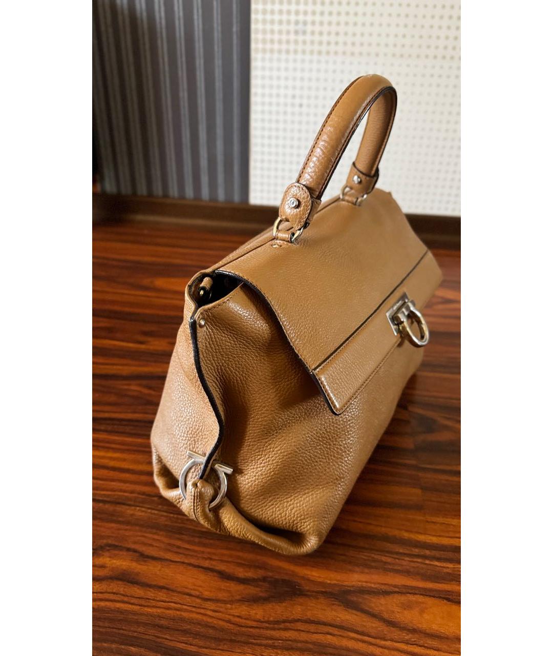 FERRAGAMO Коричневая кожаная сумка с короткими ручками, фото 2