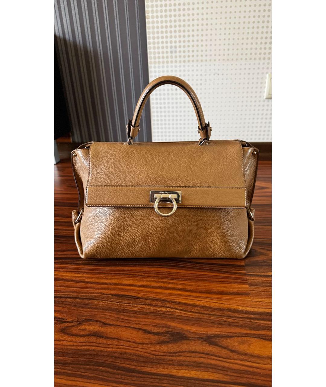FERRAGAMO Коричневая кожаная сумка с короткими ручками, фото 7