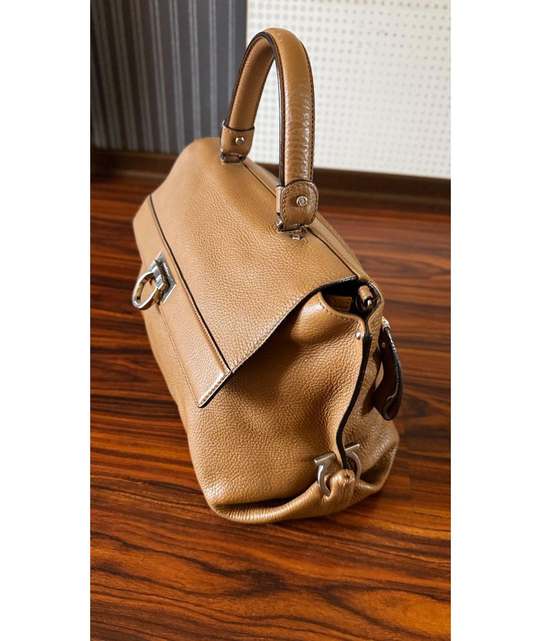 FERRAGAMO Коричневая кожаная сумка с короткими ручками, фото 5