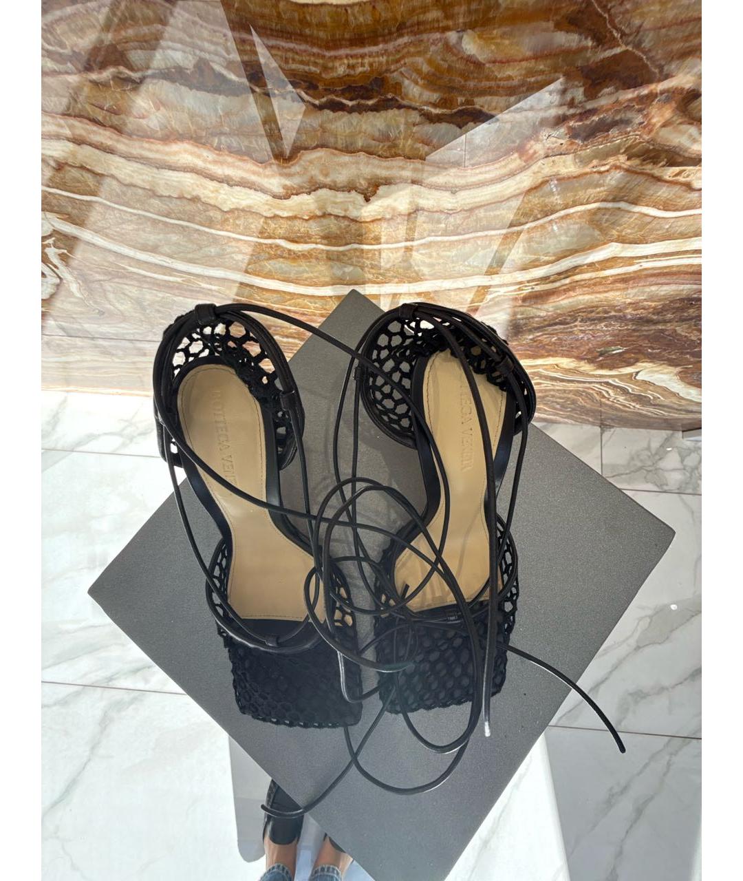 BOTTEGA VENETA Черные текстильные босоножки, фото 3
