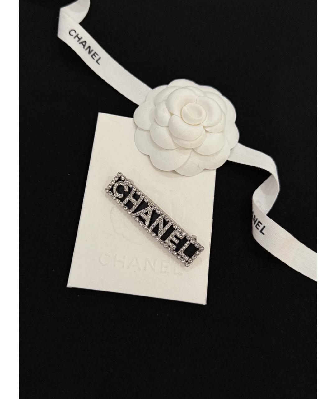 CHANEL Белая кожаная брошь, фото 3