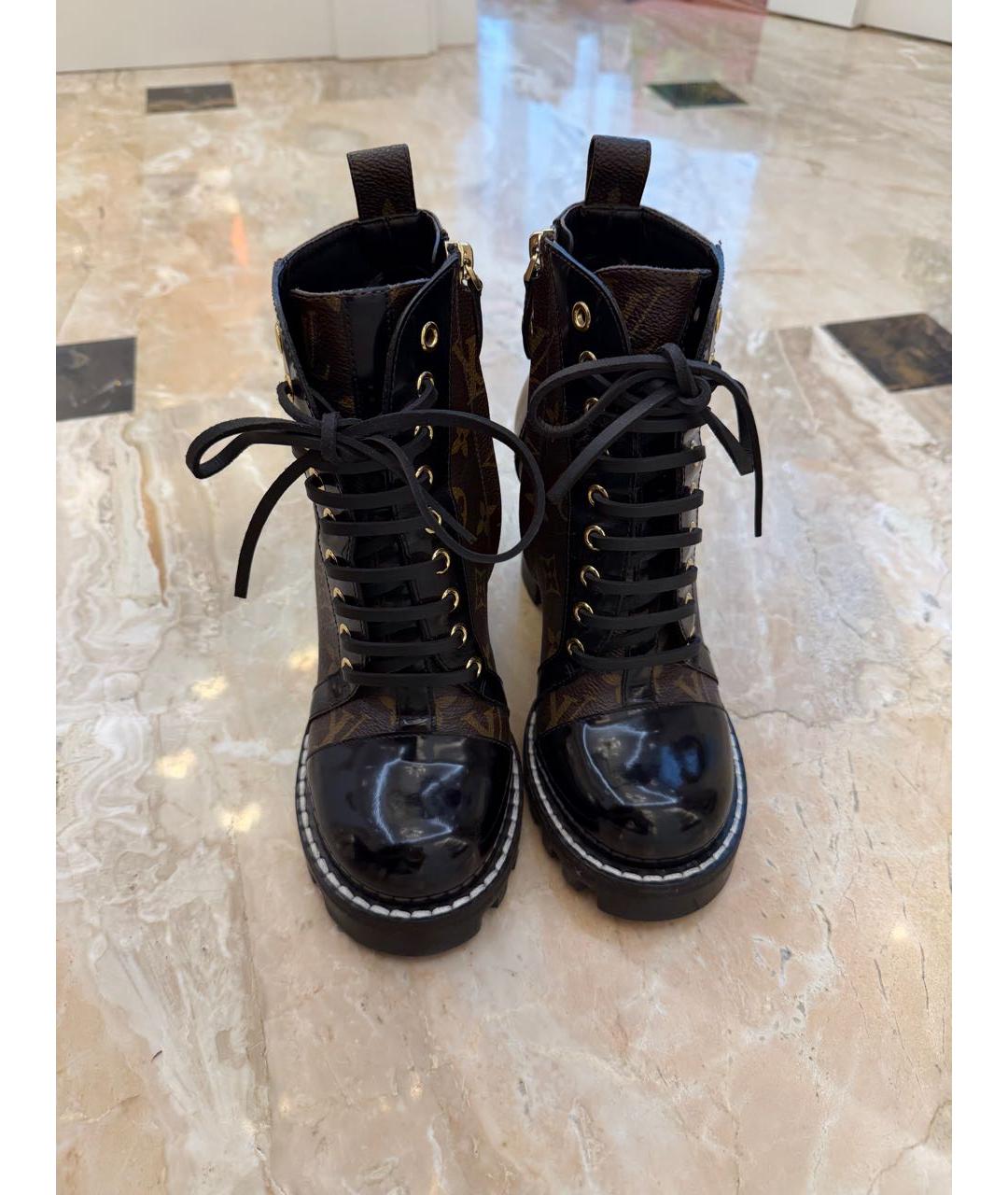 LOUIS VUITTON Черные ботильоны из лакированной кожи, фото 2