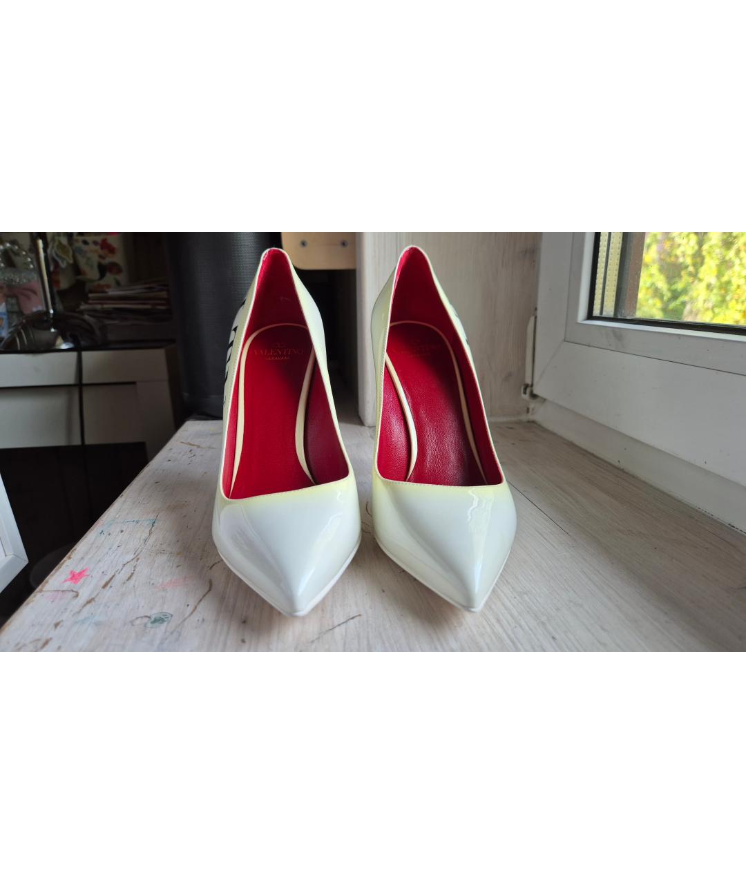 RED VALENTINO Белые туфли из лакированной кожи, фото 2