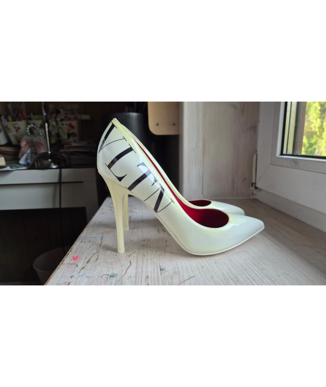 RED VALENTINO Белые туфли из лакированной кожи, фото 8