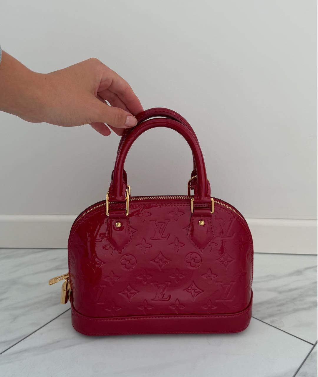 LOUIS VUITTON Бордовая сумка через плечо из лакированной кожи, фото 9