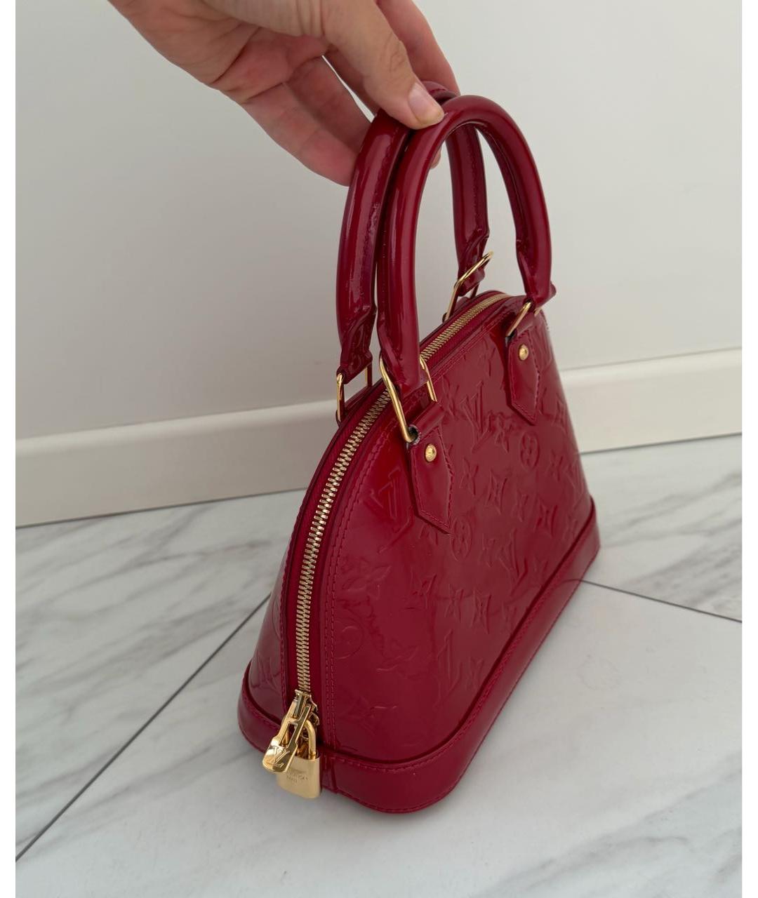 LOUIS VUITTON Бордовая сумка через плечо из лакированной кожи, фото 2