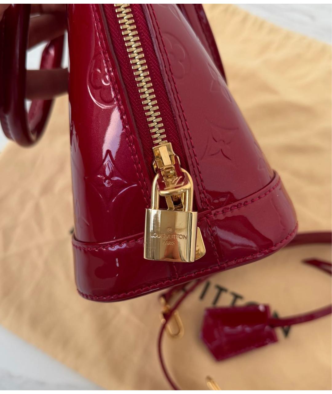 LOUIS VUITTON Бордовая сумка через плечо из лакированной кожи, фото 8