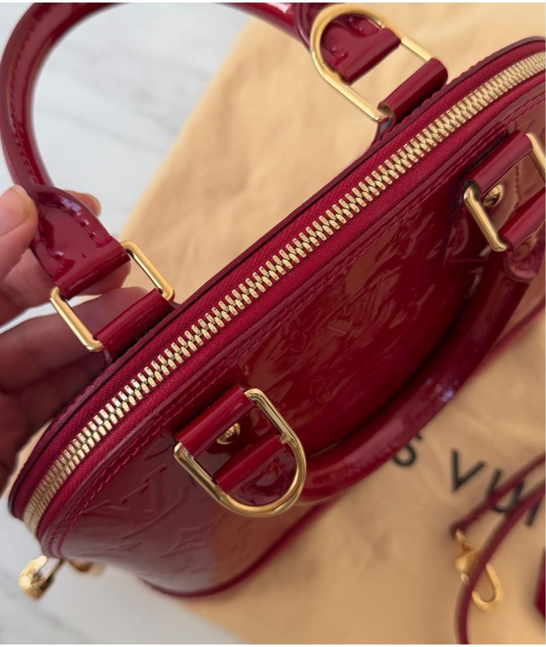 LOUIS VUITTON Бордовая сумка через плечо из лакированной кожи, фото 6