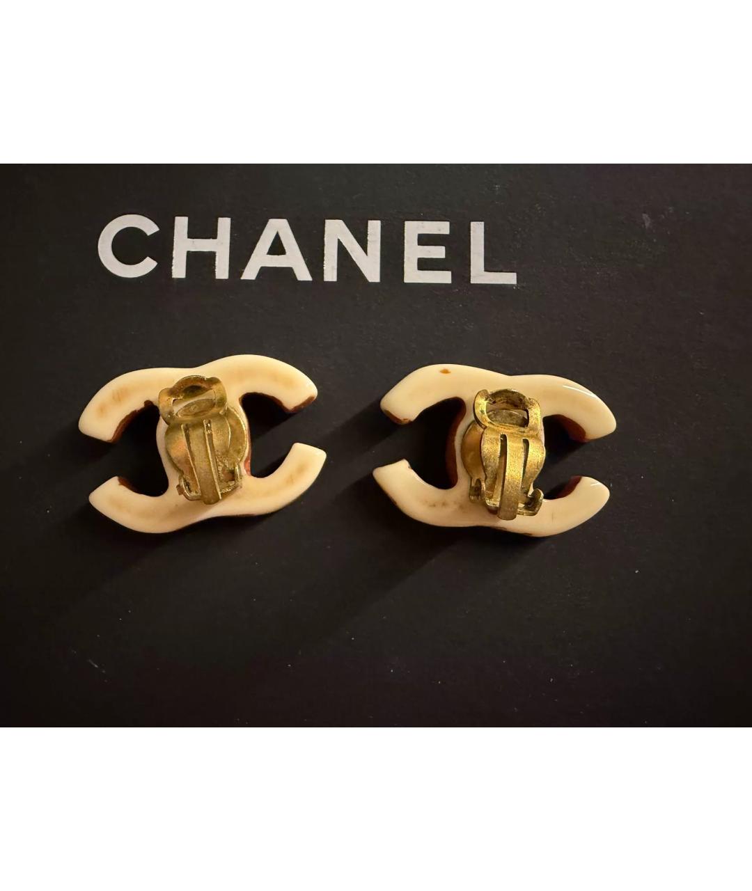 CHANEL Бежевые пластиковые серьги, фото 3