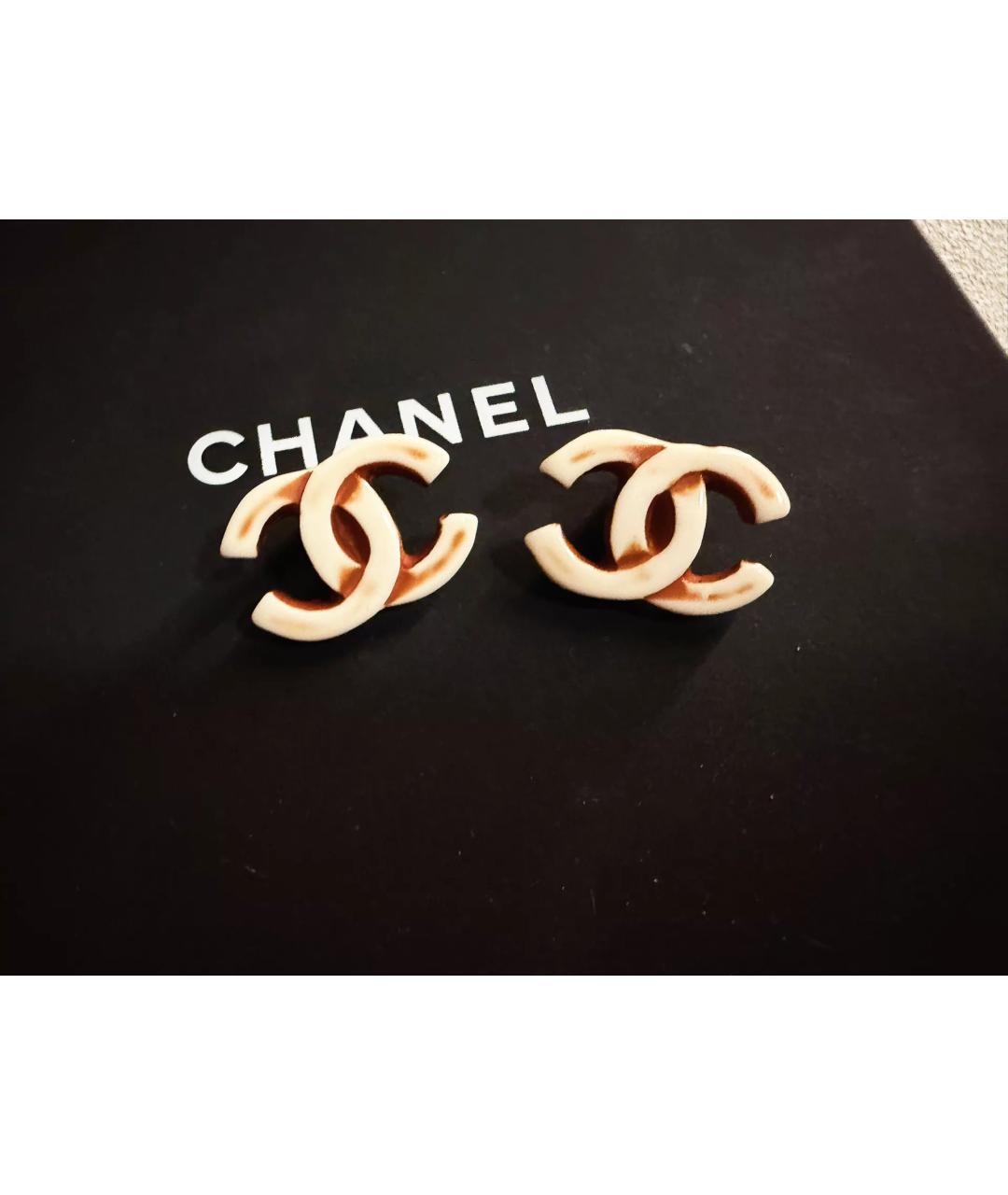 CHANEL Бежевые пластиковые серьги, фото 2