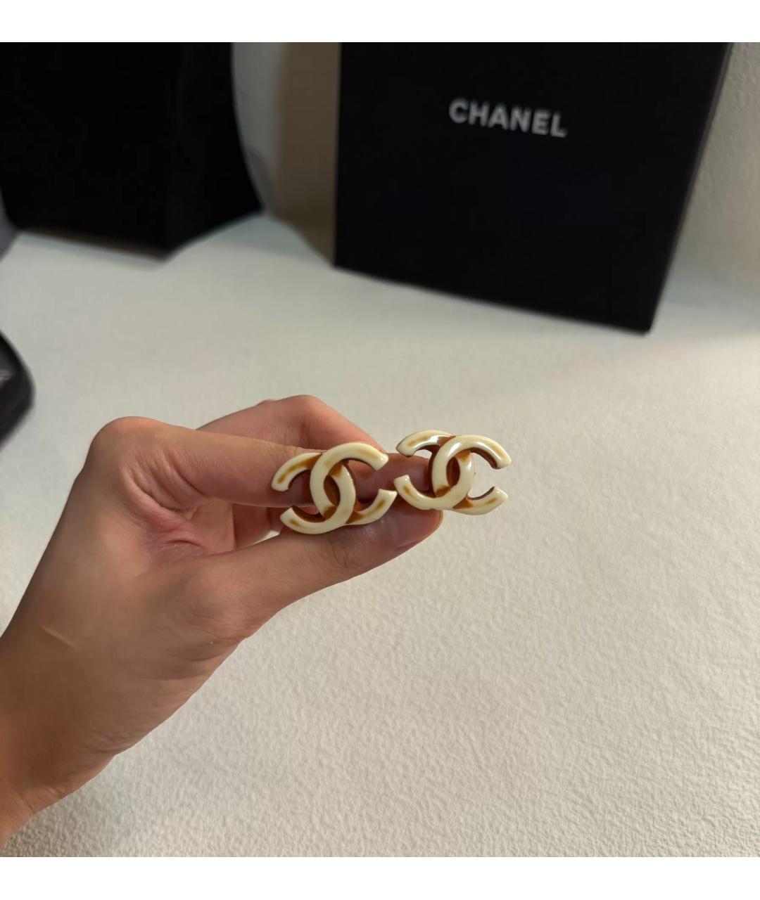 CHANEL Бежевые пластиковые серьги, фото 6